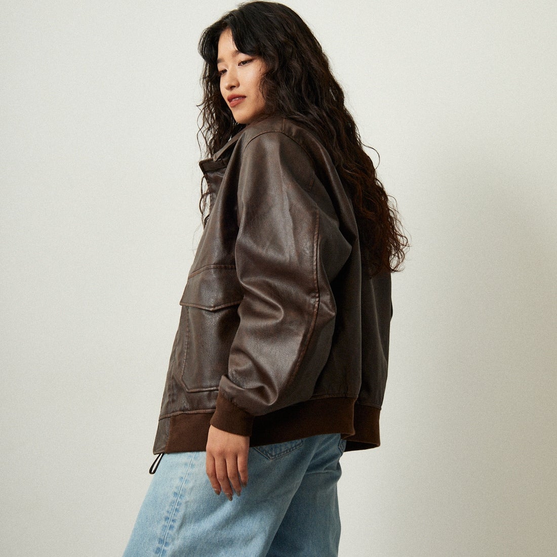 ARMY TWILL SANFORIZED [アーミーツイル サンフォライズド] 別注 ヴィーガンレザー A-2フライトジャケット [AM-2654502-INT-JF] BROWN &&モデル身長：162cm 着用サイズ：S&&
