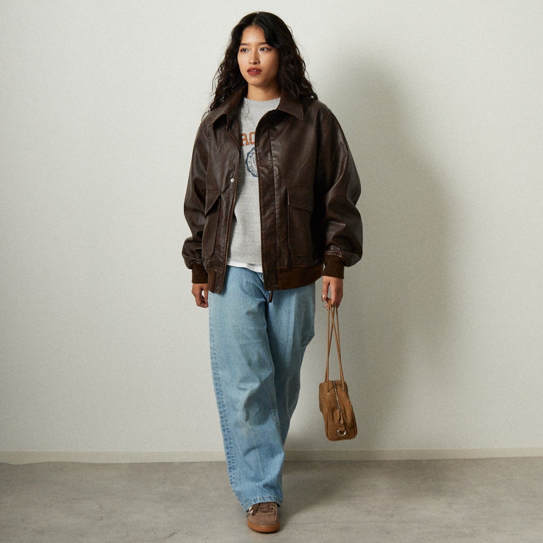 ARMY TWILL SANFORIZED [アーミーツイル サンフォライズド] 別注 ヴィーガンレザー A-2フライトジャケット [AM-2654502-INT-JF] BROWN &&モデル身長：162cm 着用サイズ：S&&