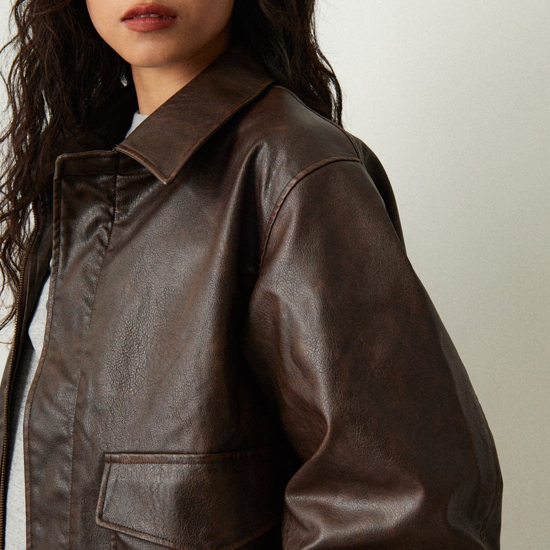 ARMY TWILL SANFORIZED [アーミーツイル サンフォライズド] 別注 ヴィーガンレザー A-2フライトジャケット [AM-2654502-INT-JF] BROWN &&モデル身長：162cm 着用サイズ：S&&