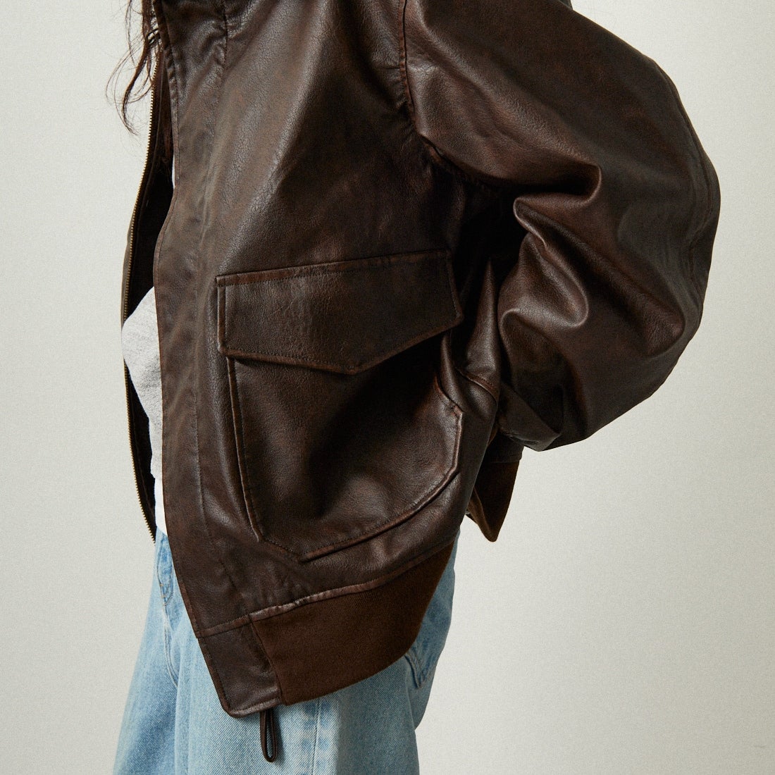 ARMY TWILL SANFORIZED [アーミーツイル サンフォライズド] 別注 ヴィーガンレザー A-2フライトジャケット [AM-2654502-INT-JF] BROWN &&モデル身長：162cm 着用サイズ：S&&