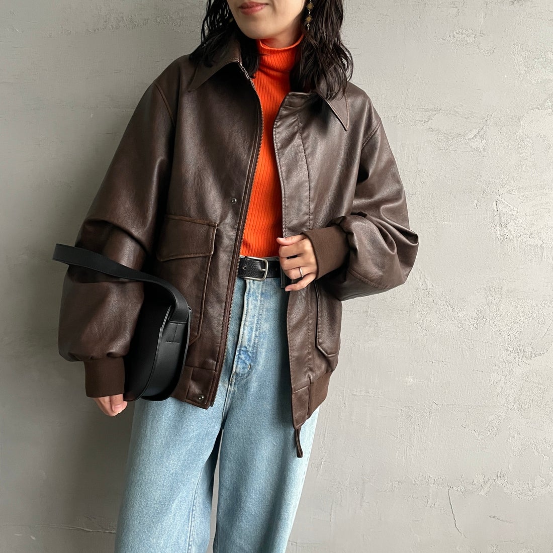 ARMY TWILL SANFORIZED [アーミーツイル サンフォライズド] 別注 ヴィーガンレザー A-2フライトジャケット [AM-2654502-INT-JF] BROWN &&モデル身長：160cm 着用サイズ：S&&