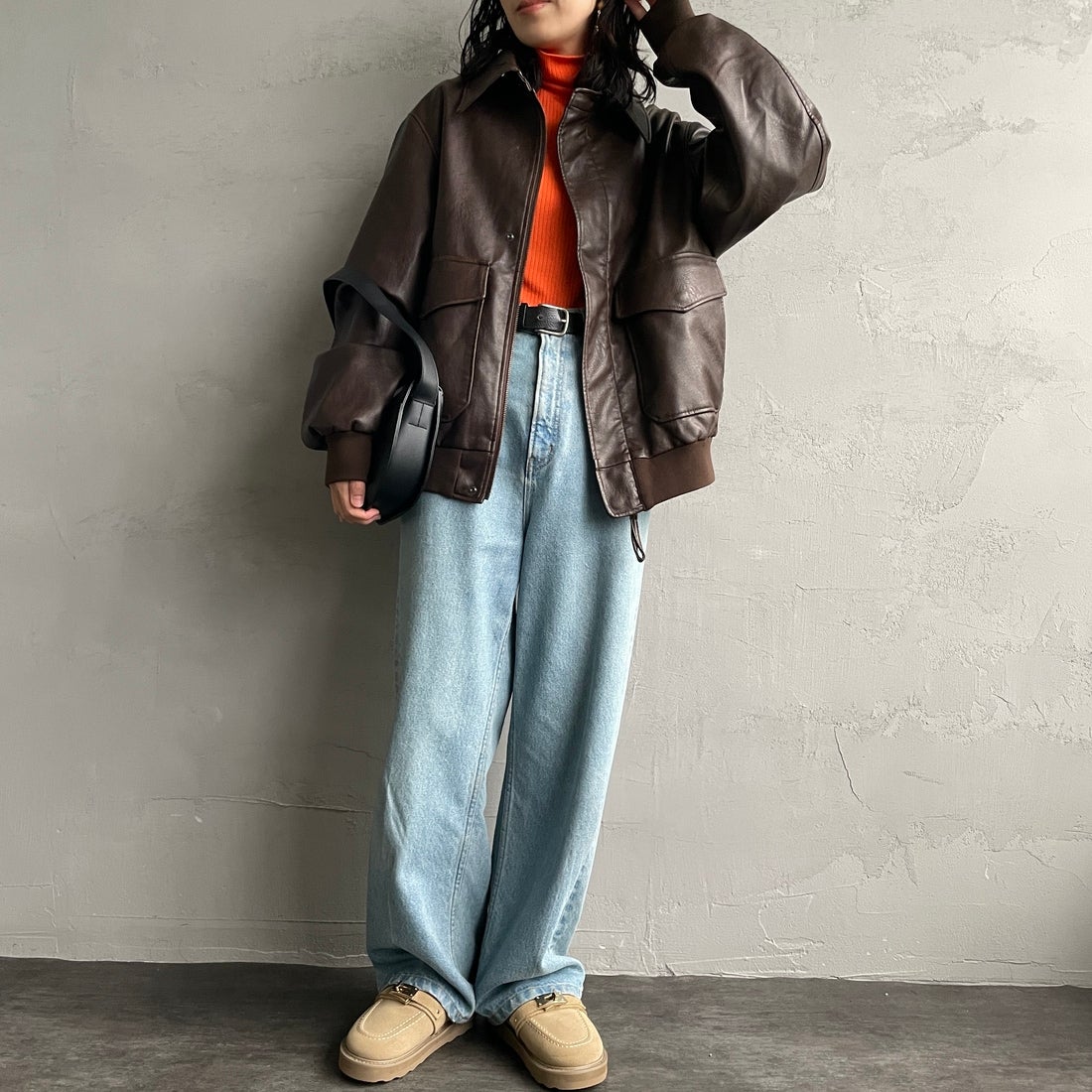 ARMY TWILL SANFORIZED [アーミーツイル サンフォライズド] 別注 ヴィーガンレザー A-2フライトジャケット [AM-2654502-INT-JF] BROWN &&モデル身長：160cm 着用サイズ：S&&