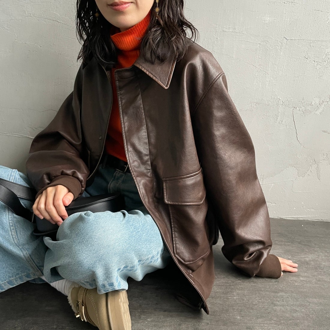 ARMY TWILL SANFORIZED [アーミーツイル サンフォライズド] 別注 ヴィーガンレザー A-2フライトジャケット [AM-2654502-INT-JF] BROWN &&モデル身長：160cm 着用サイズ：S&&