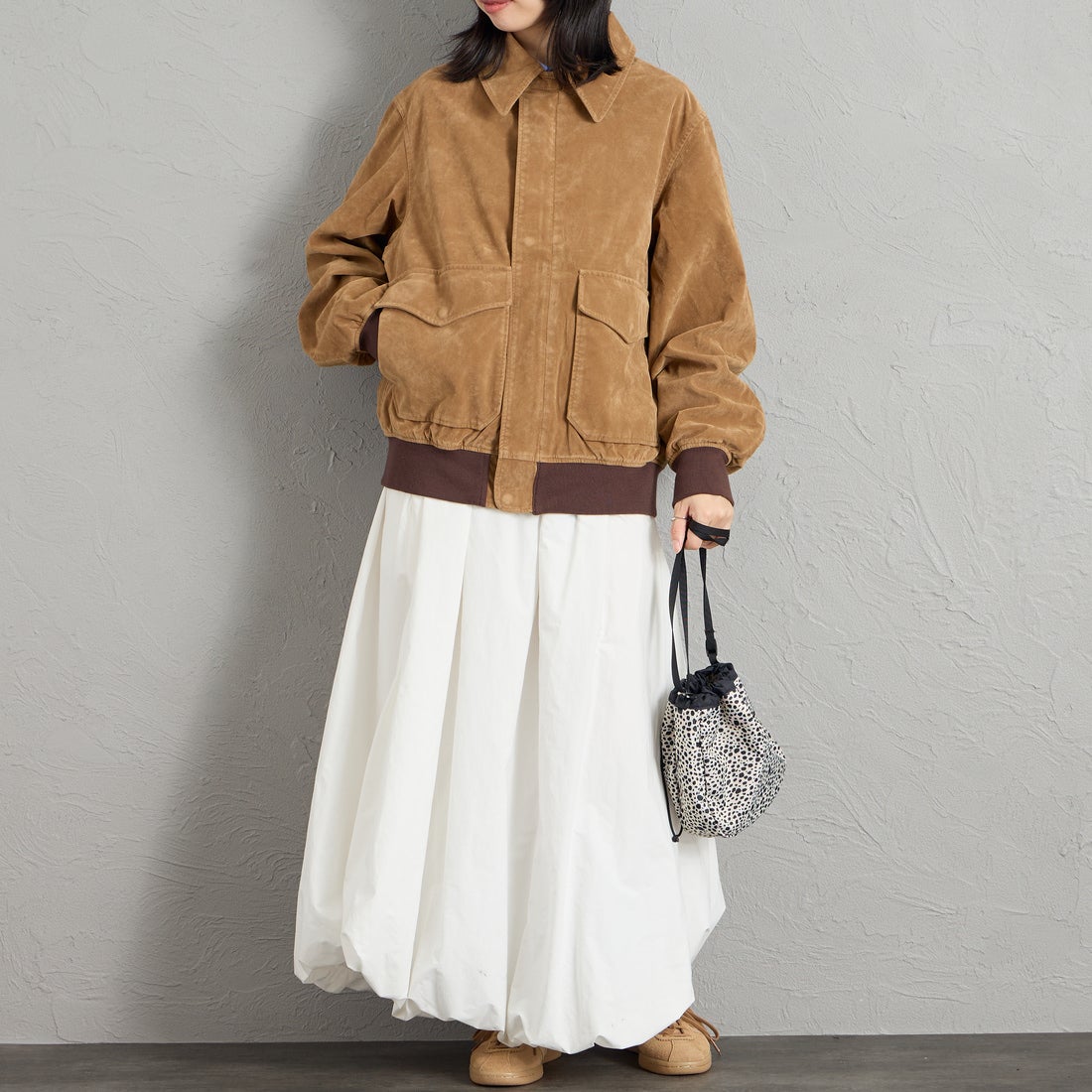 ARMY TWILL SANFORIZED [アーミーツイル サンフォライズド] 別注 ヴィーガンレザー A-2フライトジャケット [AM-2654502-INT-JF] BEG SUEDE &&モデル身長：162cm 着用サイズ：S&&