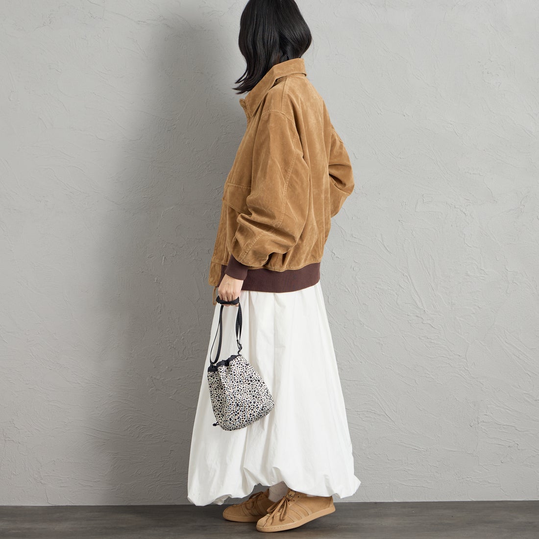 ARMY TWILL SANFORIZED [アーミーツイル サンフォライズド] 別注 ヴィーガンレザー A-2フライトジャケット [AM-2654502-INT-JF] BEG SUEDE &&モデル身長：162cm 着用サイズ：S&&