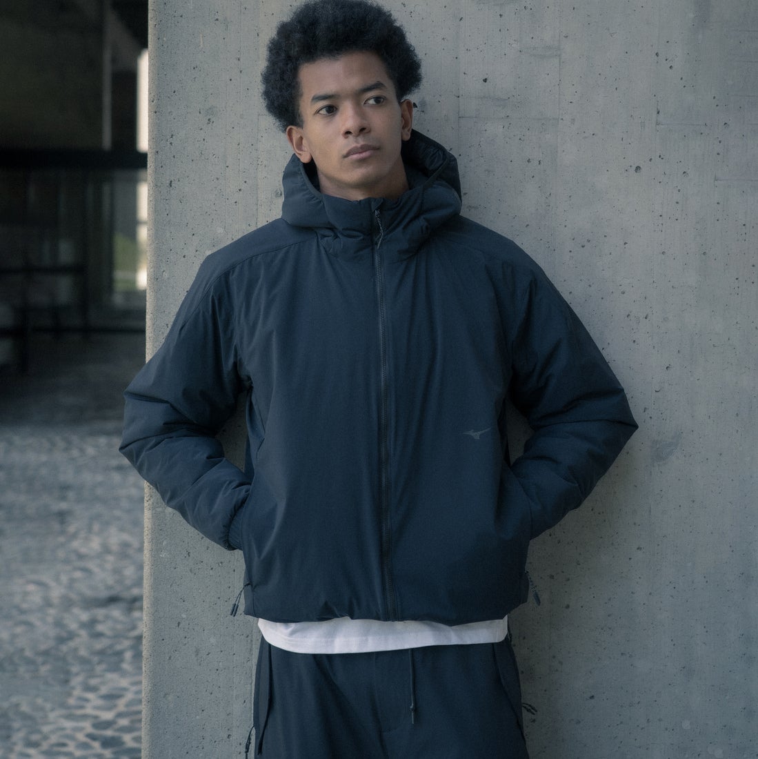 MIZUNO [ミズノ] 別注 インサレーションフードジャケット [D2JEDW11-JF] BLACK &&モデル身長：184cm 着用サイズ：L&&