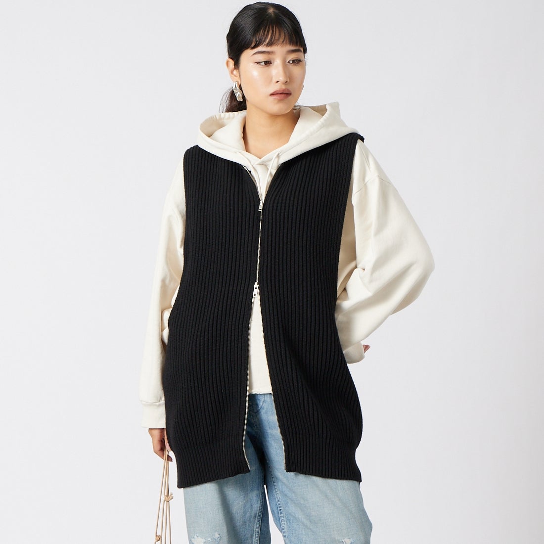 MM6 Maison Margiela [エムエムシックス メゾン マルジェラ] ニットベスト [S52FB0106-M13286] 900 BLACK &&モデル身長：162cm 着用サイズ：M&&