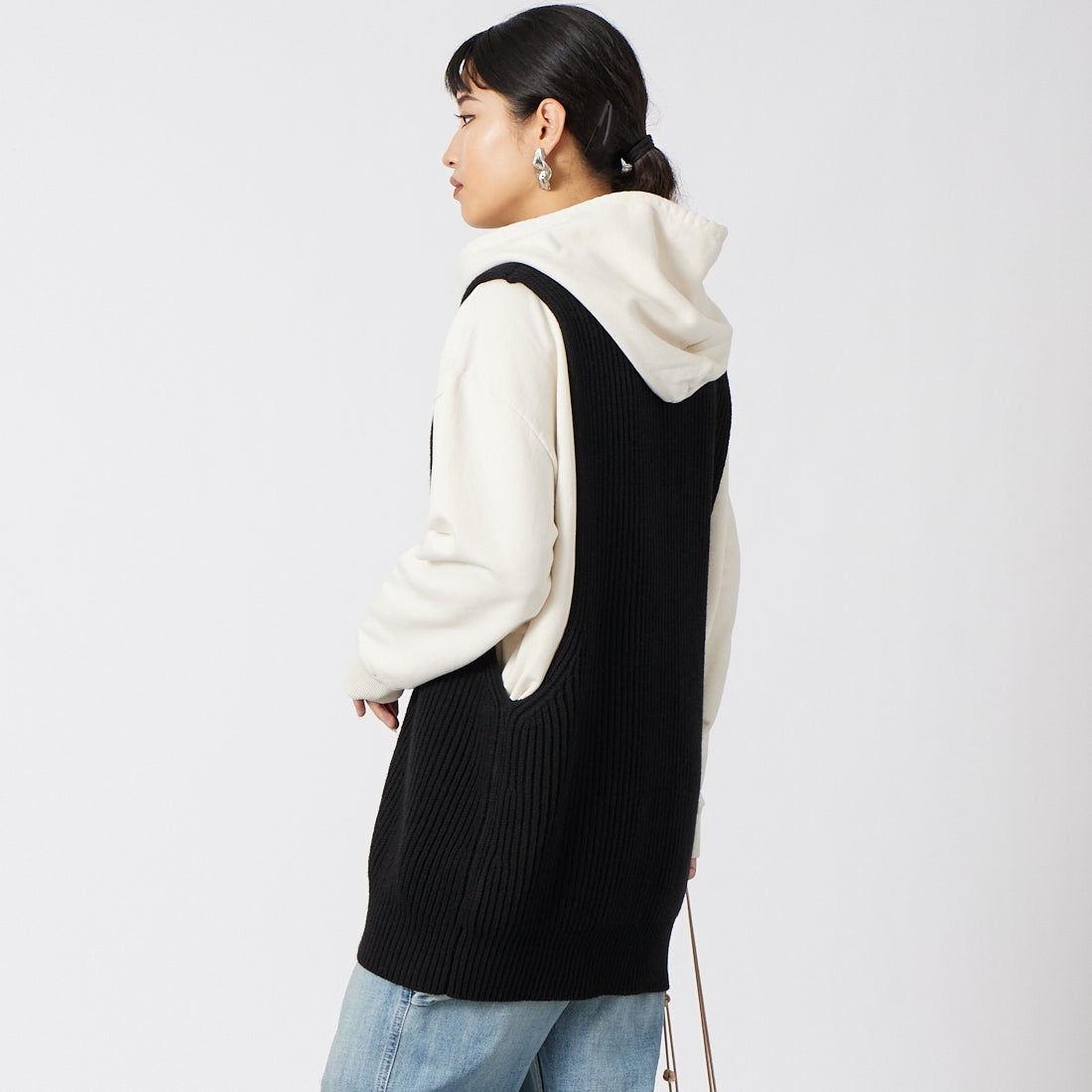 MM6 Maison Margiela [エムエムシックス メゾン マルジェラ] ニットベスト [S52FB0106-M13286] 900 BLACK &&モデル身長：162cm 着用サイズ：M&&