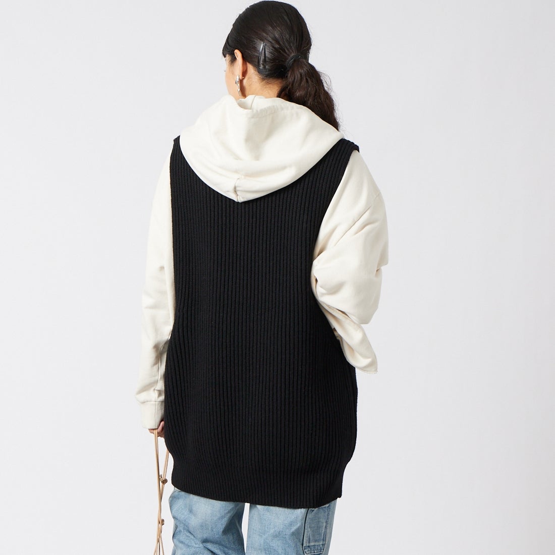 MM6 Maison Margiela [エムエムシックス メゾン マルジェラ] ニットベスト [S52FB0106-M13286] 900 BLACK &&モデル身長：162cm 着用サイズ：M&&