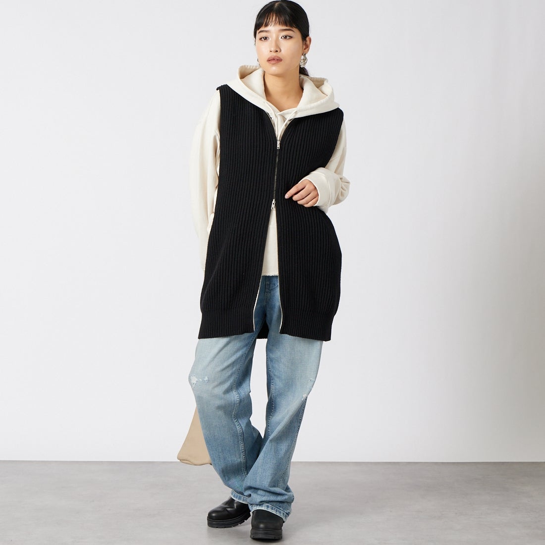 MM6 Maison Margiela [エムエムシックス メゾン マルジェラ] ニットベスト [S52FB0106-M13286] 900 BLACK &&モデル身長：162cm 着用サイズ：M&&