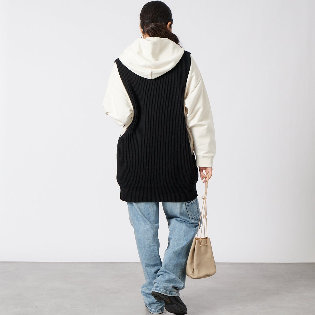 MM6 Maison Margiela [エムエムシックス メゾン マルジェラ] ニットベスト [S52FB0106-M13286] 900 BLACK &&モデル身長：162cm 着用サイズ：M&&