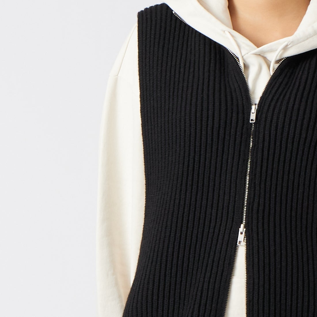 MM6 Maison Margiela [エムエムシックス メゾン マルジェラ] ニットベスト [S52FB0106-M13286] 900 BLACK &&モデル身長：162cm 着用サイズ：M&&
