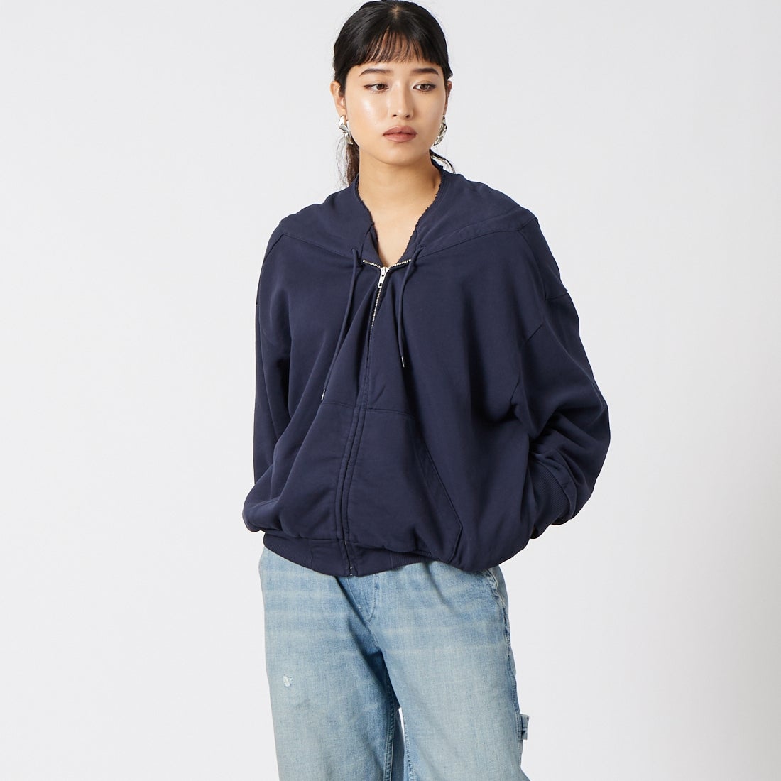 MM6 Maison Margiela [エムエムシックス メゾン マルジェラ] ジップフロントスウェットシャツ [S52HG0045-M25025] 524 B.NVY &&モデル身長：162cm 着用サイズ：M&&