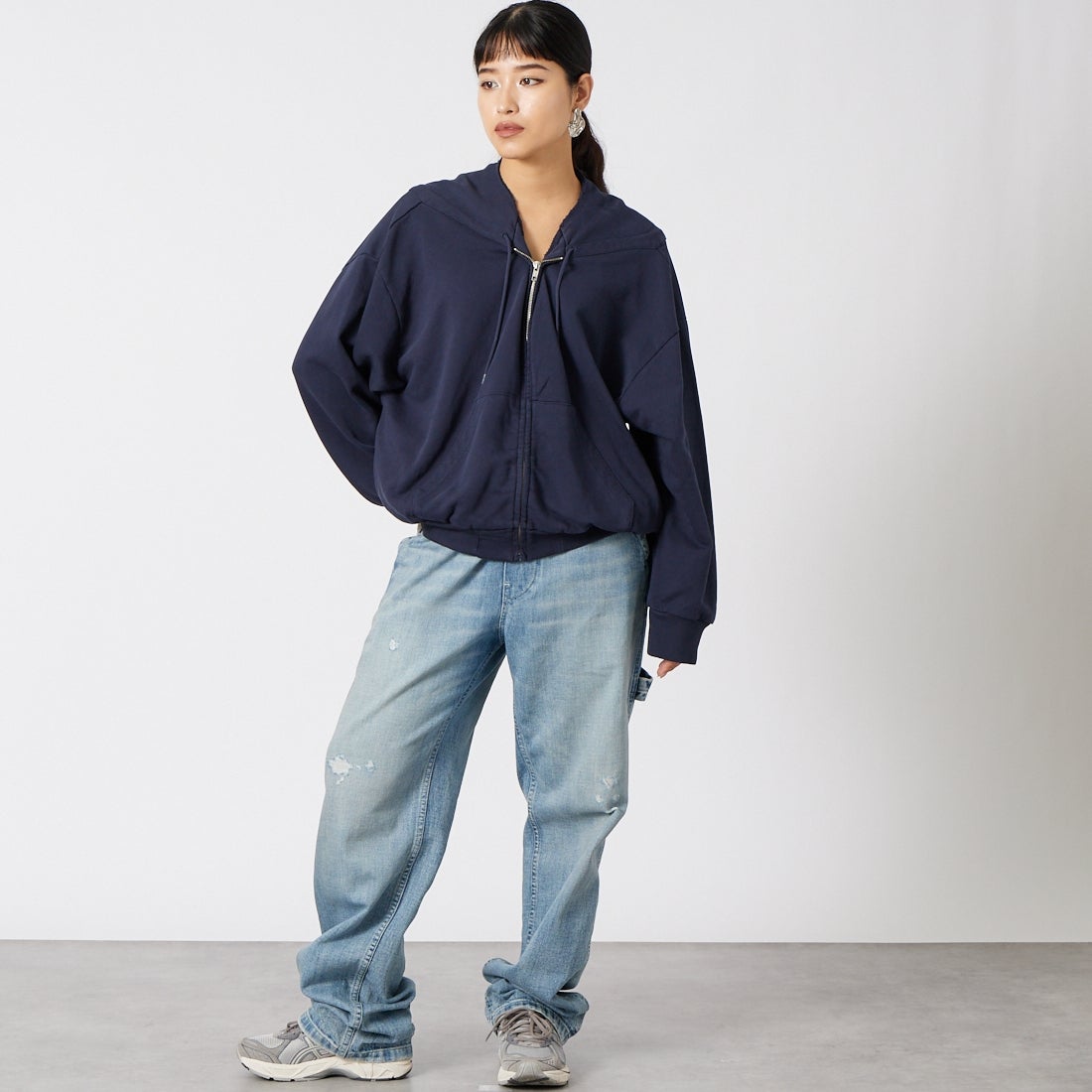 MM6 Maison Margiela [エムエムシックス メゾン マルジェラ] ジップフロントスウェットシャツ [S52HG0045-M25025] 524 B.NVY &&モデル身長：162cm 着用サイズ：M&&