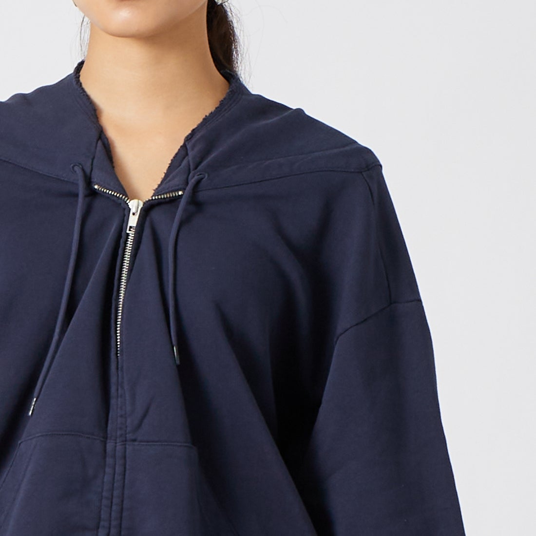 MM6 Maison Margiela [エムエムシックス メゾン マルジェラ] ジップフロントスウェットシャツ [S52HG0045-M25025] 524 B.NVY &&モデル身長：162cm 着用サイズ：M&&
