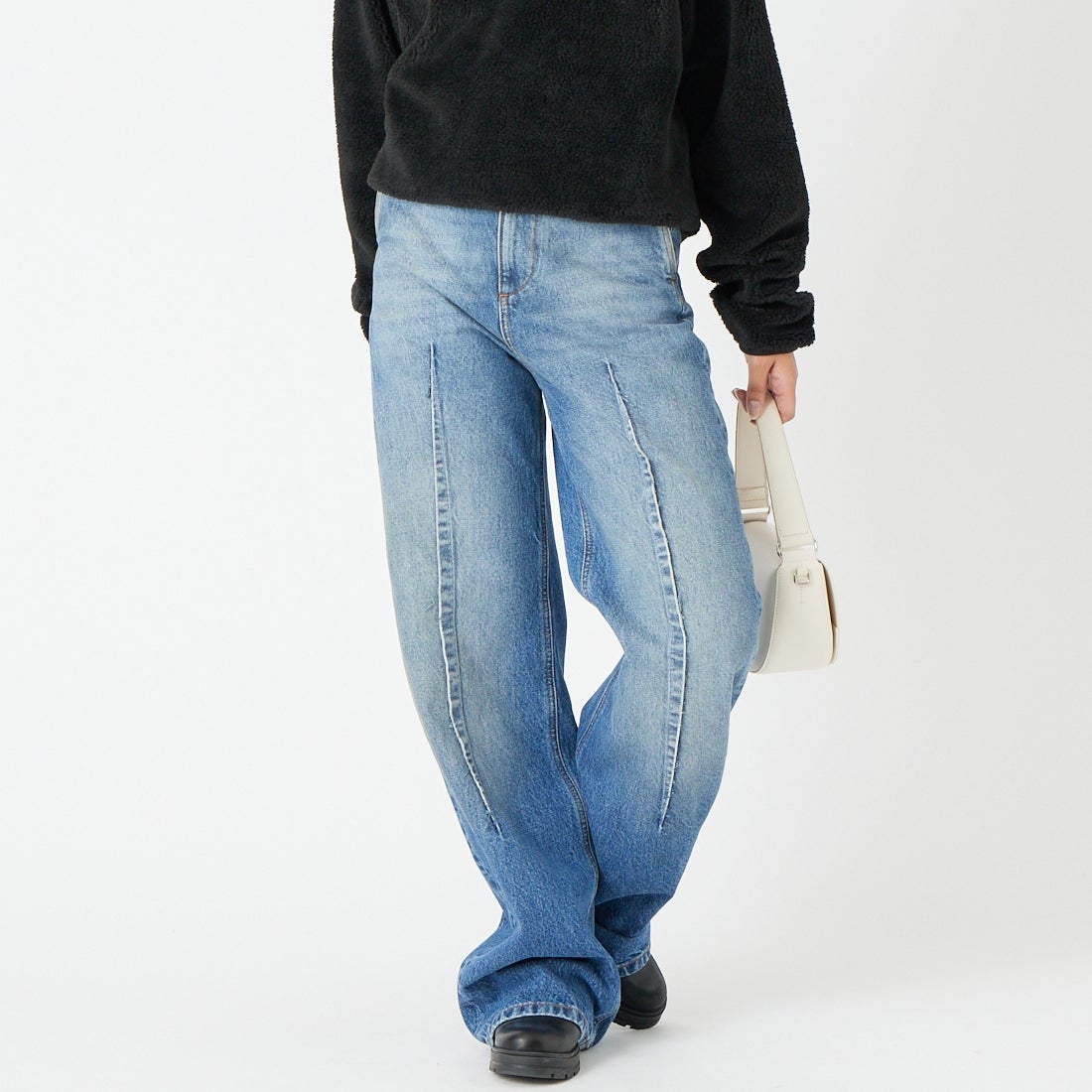 MM6 Maison Margiela [エムエムシックス メゾン マルジェラ] バレルレッグジーンズ [S52KA0567-M30058] 965 BLUE &&モデル身長：162cm 着用サイズ：36&&