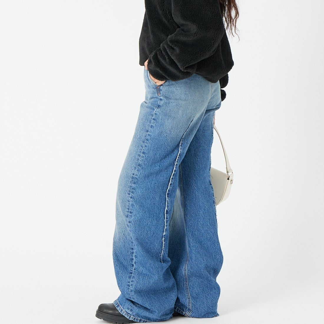 MM6 Maison Margiela [エムエムシックス メゾン マルジェラ] バレルレッグジーンズ [S52KA0567-M30058] 965 BLUE &&モデル身長：162cm 着用サイズ：36&&