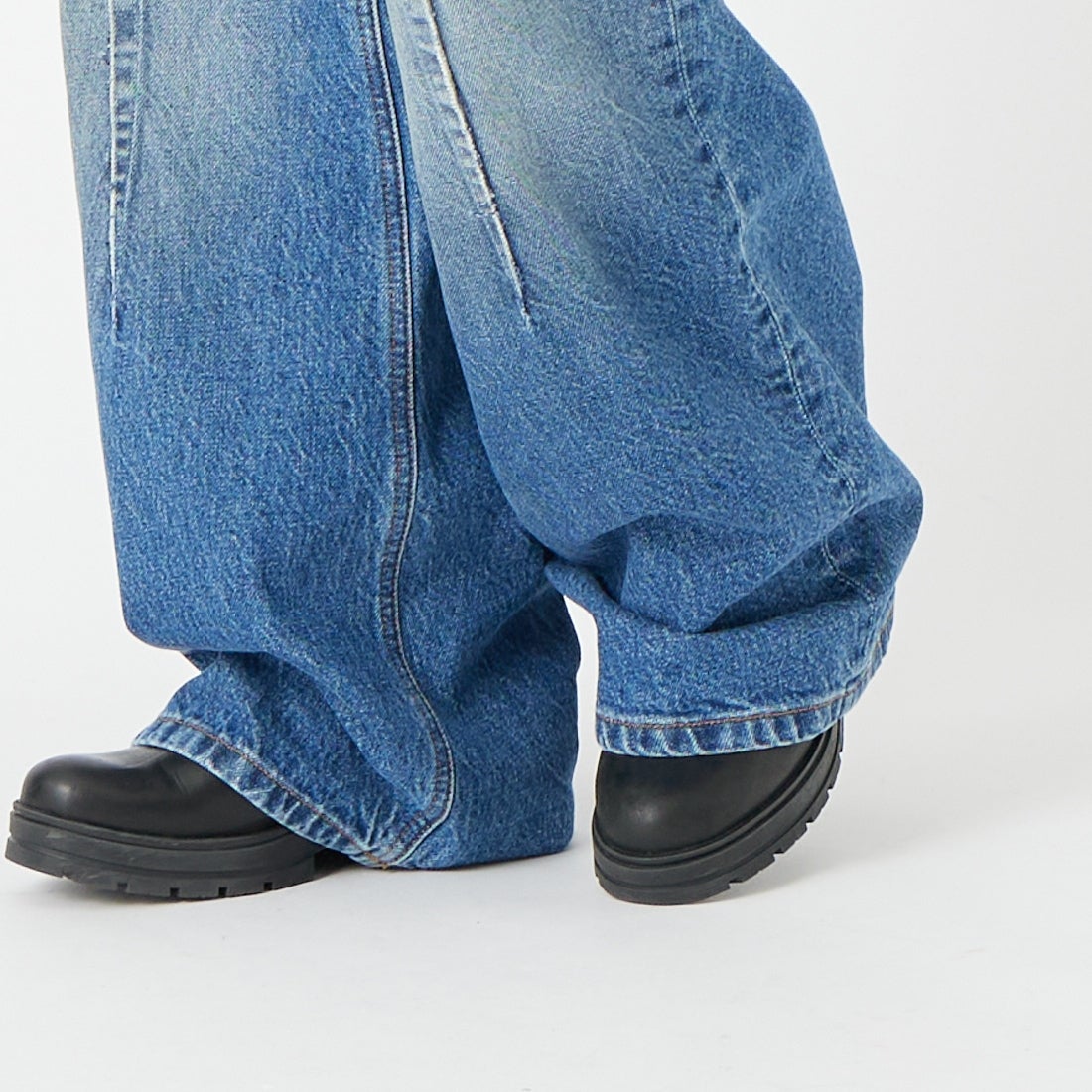 MM6 Maison Margiela [エムエムシックス メゾン マルジェラ] バレルレッグジーンズ [S52KA0567-M30058] 965 BLUE &&モデル身長：162cm 着用サイズ：36&&