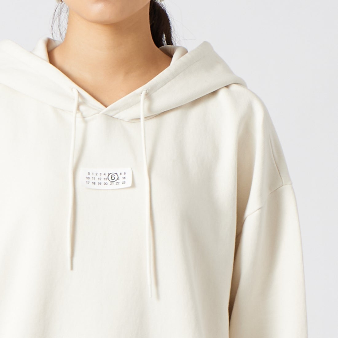 MM6 Maison Margiela [エムエムシックス メゾン マルジェラ] コットンスウェットフーディ [S52GU0235-M25025] 103 ECRU &&モデル身長：162cm 着用サイズ：M&&