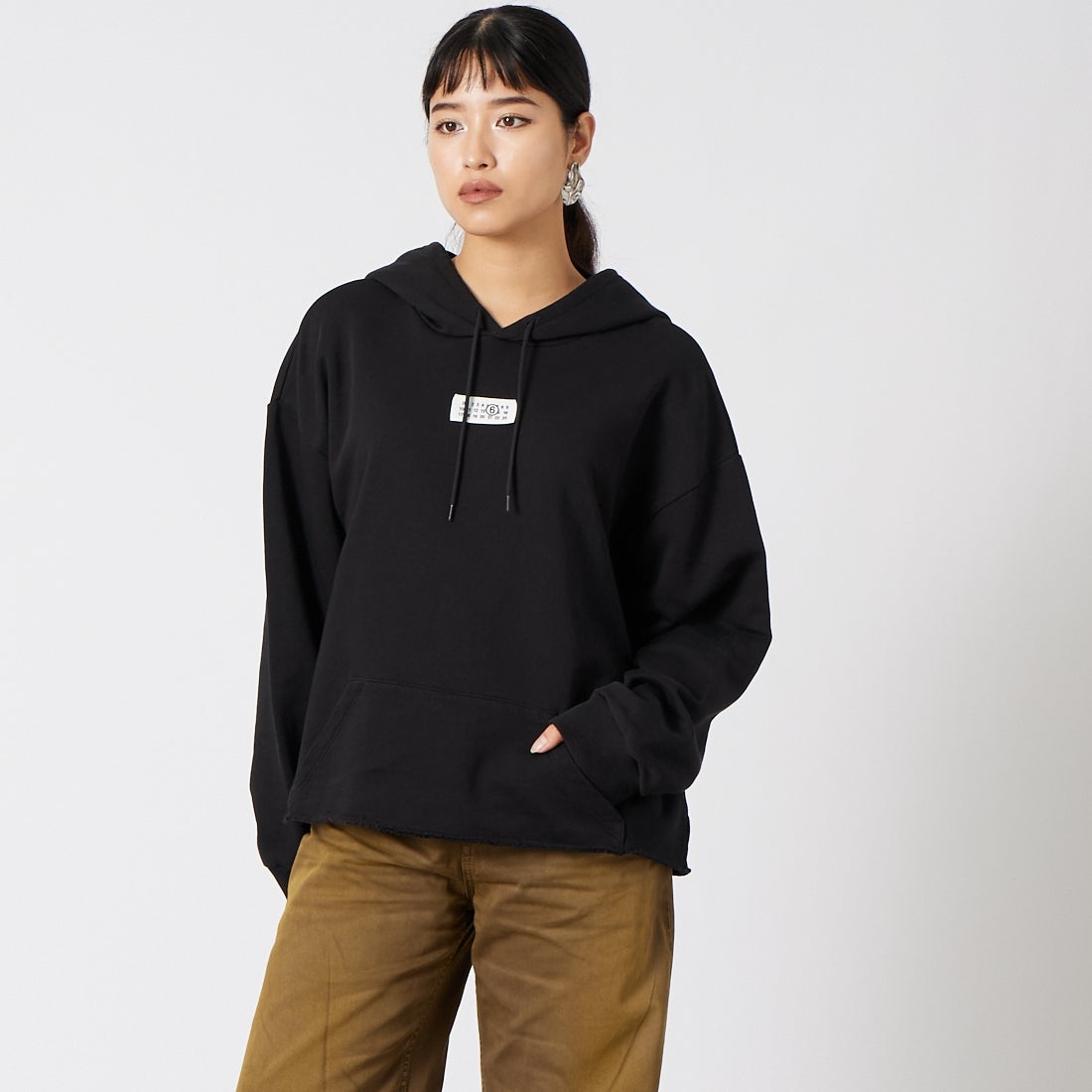MM6 Maison Margiela [エムエムシックス メゾン マルジェラ] コットンスウェットフーディ [S52GU0235-M25025] 900 BLACK &&モデル身長：162cm 着用サイズ：M&&