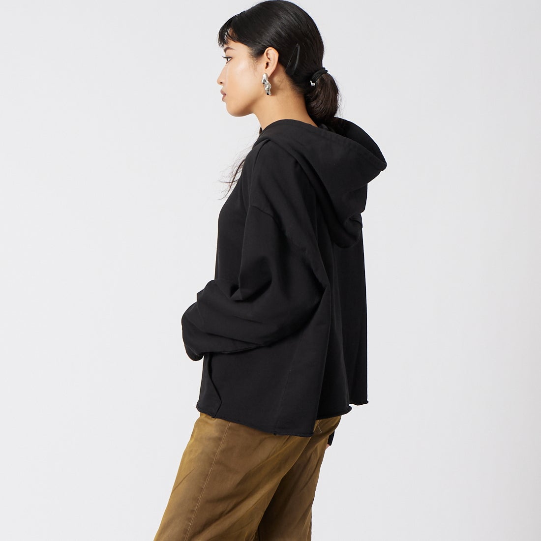 MM6 Maison Margiela [エムエムシックス メゾン マルジェラ] コットンスウェットフーディ [S52GU0235-M25025] 900 BLACK &&モデル身長：162cm 着用サイズ：M&&
