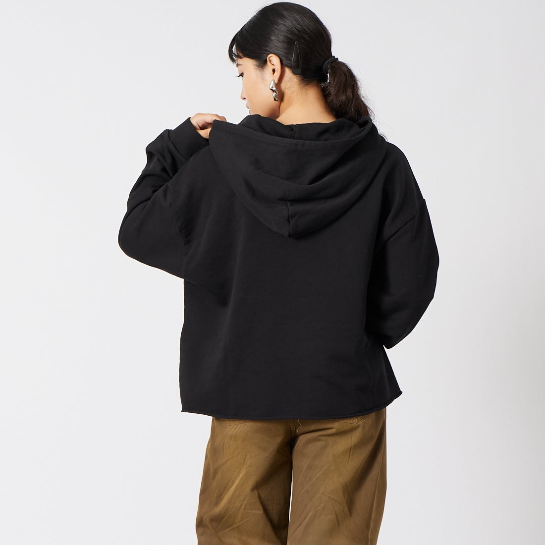 MM6 Maison Margiela [エムエムシックス メゾン マルジェラ] コットンスウェットフーディ [S52GU0235-M25025] 900 BLACK &&モデル身長：162cm 着用サイズ：M&&