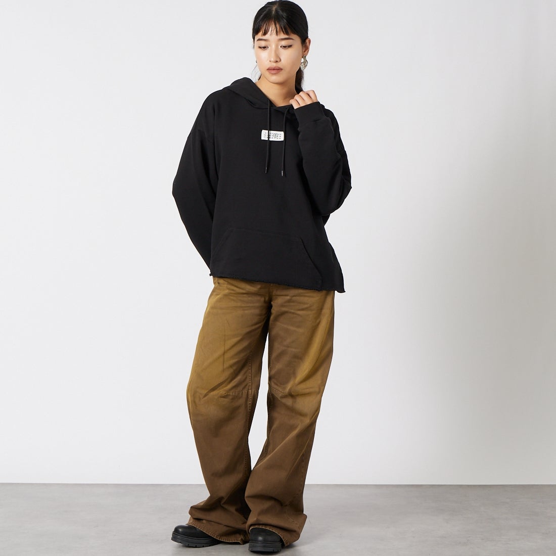 MM6 Maison Margiela [エムエムシックス メゾン マルジェラ] コットンスウェットフーディ [S52GU0235-M25025] 900 BLACK &&モデル身長：162cm 着用サイズ：M&&