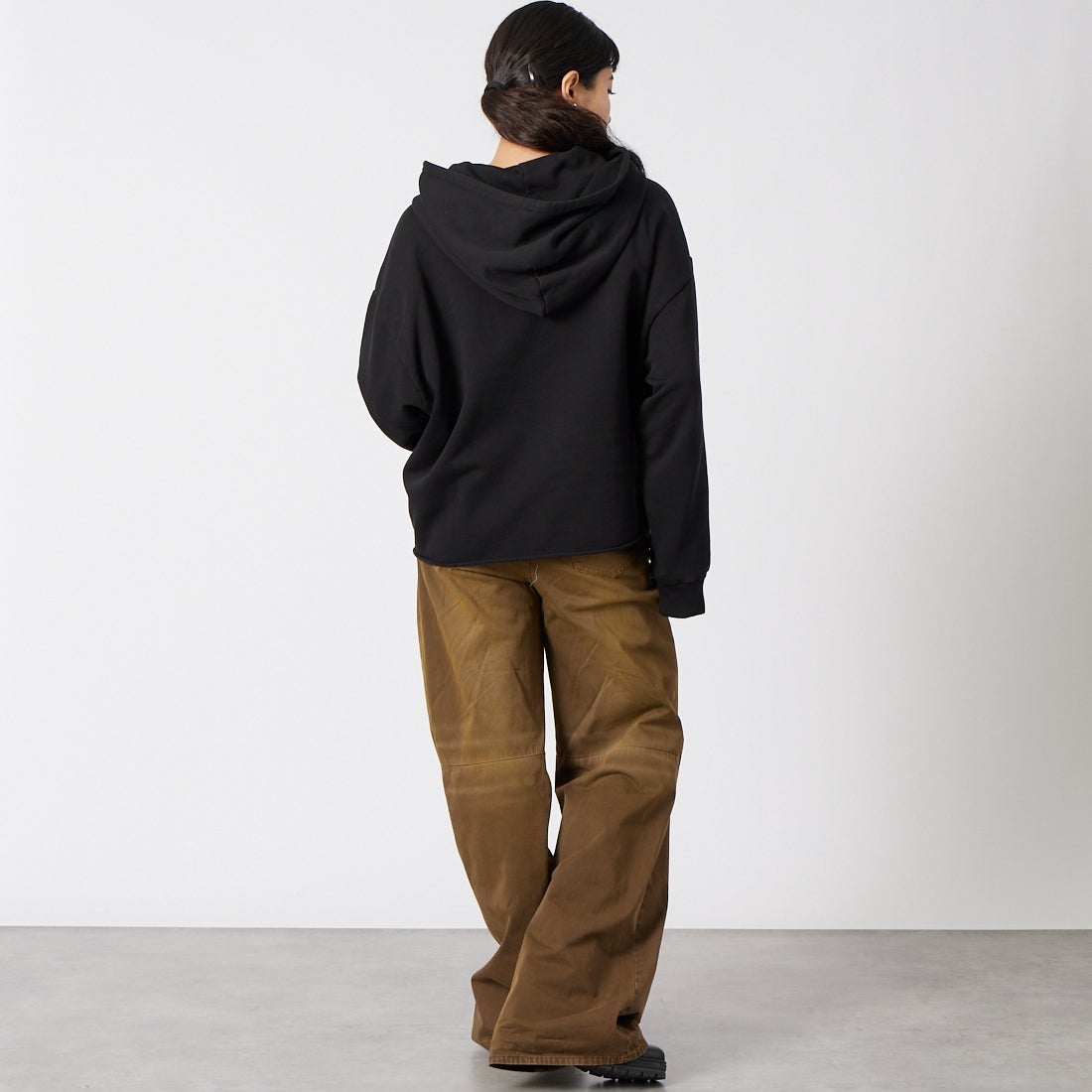 MM6 Maison Margiela [エムエムシックス メゾン マルジェラ] コットンスウェットフーディ [S52GU0235-M25025] 900 BLACK &&モデル身長：162cm 着用サイズ：M&&