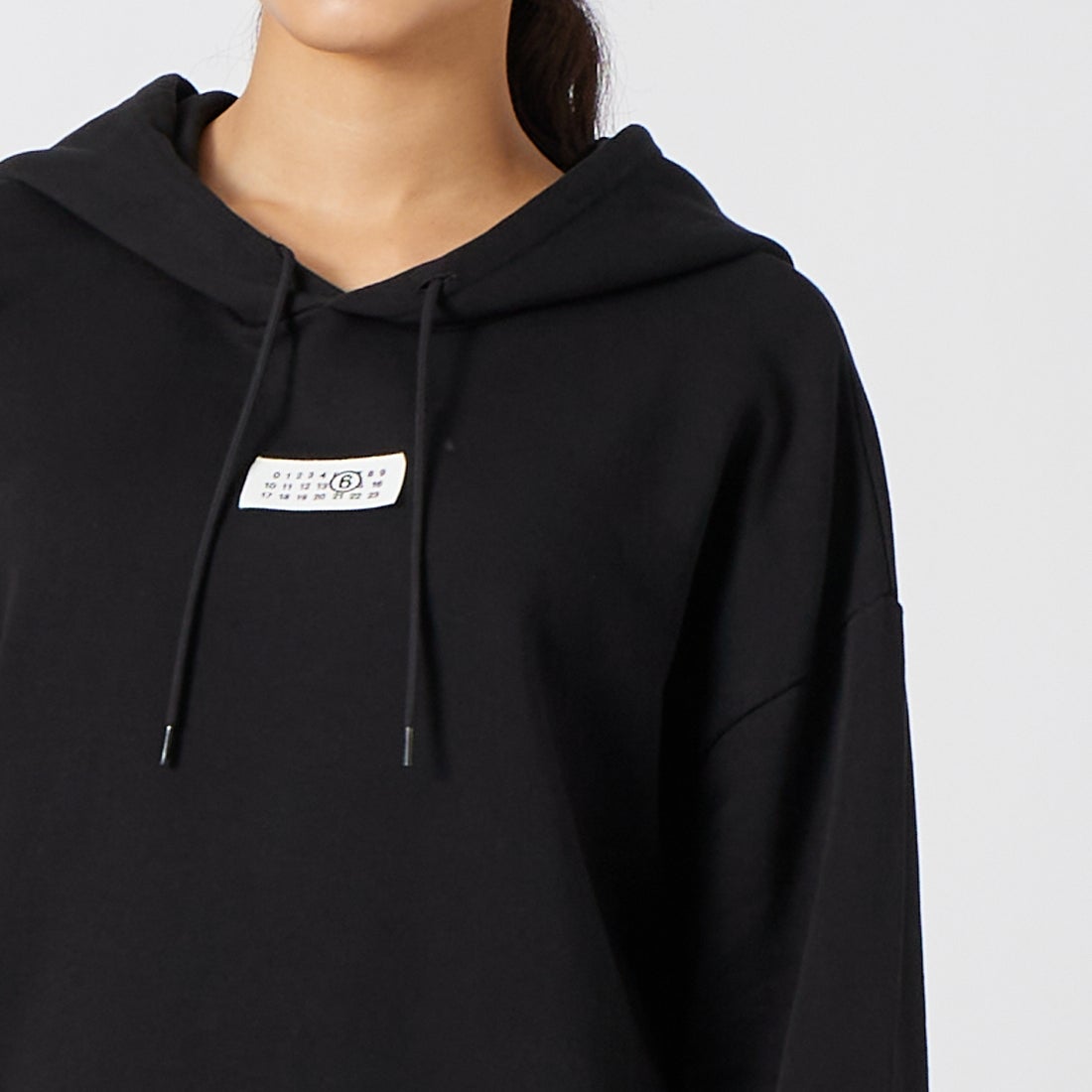 MM6 Maison Margiela [エムエムシックス メゾン マルジェラ] コットンスウェットフーディ [S52GU0235-M25025] 900 BLACK &&モデル身長：162cm 着用サイズ：M&&