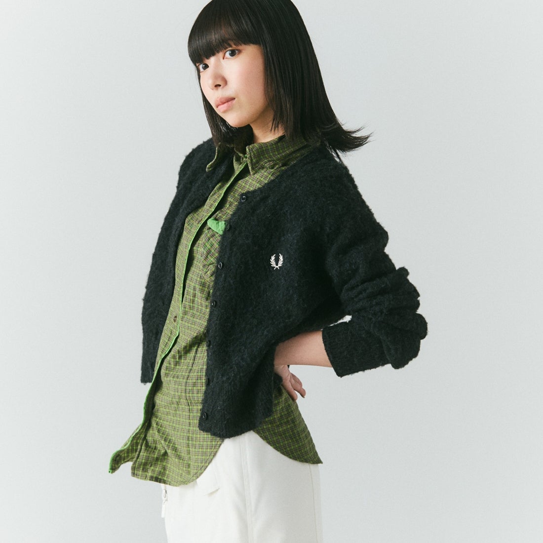 FRED PERRY [フレッドペリー] 別注 ワンポイントロゴ刺繍 クロップド丈シャギーニットカーディガン [FPW-26A-008-JF] CHARCOAL
