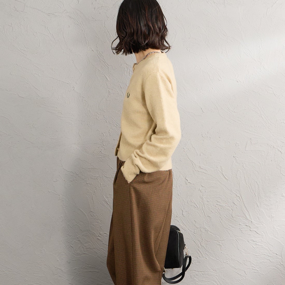FRED PERRY [フレッドペリー] 別注 ワンポイントロゴ刺繍 クロップド丈シャギーニットカーディガン [FPW-26A-008-JF] OATMEAL &&モデル身長：160cm 着用サイズ：10&&