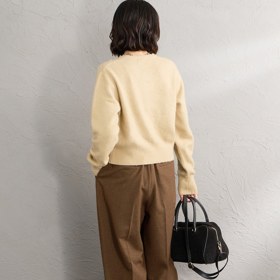 FRED PERRY [フレッドペリー] 別注 ワンポイントロゴ刺繍 クロップド丈シャギーニットカーディガン [FPW-26A-008-JF] OATMEAL &&モデル身長：160cm 着用サイズ：10&&
