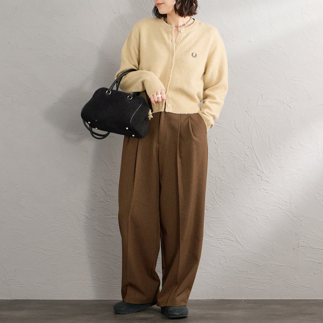 FRED PERRY [フレッドペリー] 別注 ワンポイントロゴ刺繍 クロップド丈シャギーニットカーディガン [FPW-26A-008-JF] OATMEAL &&モデル身長：160cm 着用サイズ：10&&RY [フレッドペリー] 別注 ワンポイントロゴ刺繍 クロップド丈シャギーニットカーディガン [FPW-26A-008-JF] OATMEAL