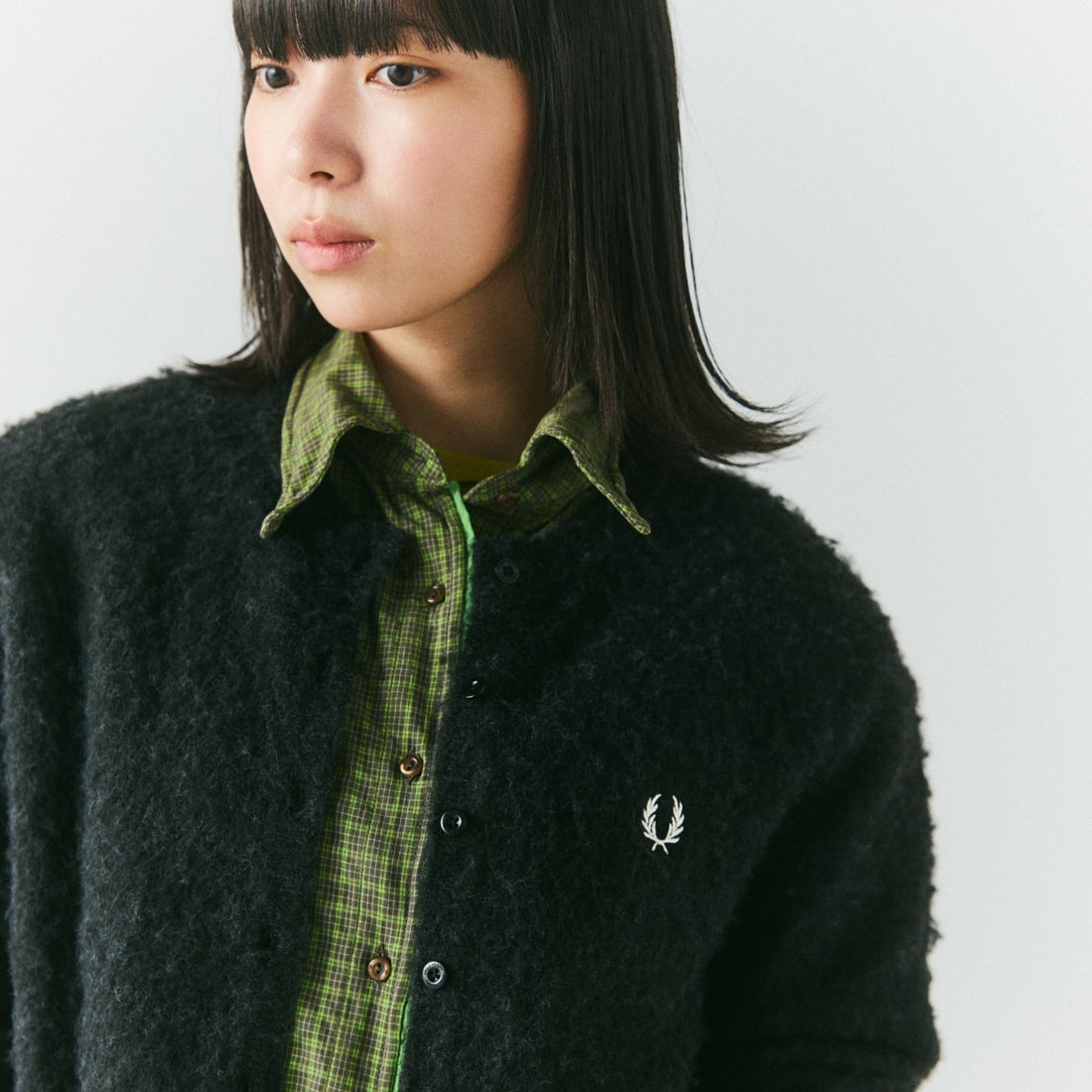 FRED PERRY [フレッドペリー] 別注 ワンポイントロゴ刺繍 クロップド丈シャギーニットカーディガン [FPW-26A-008-JF] CHARCOAL