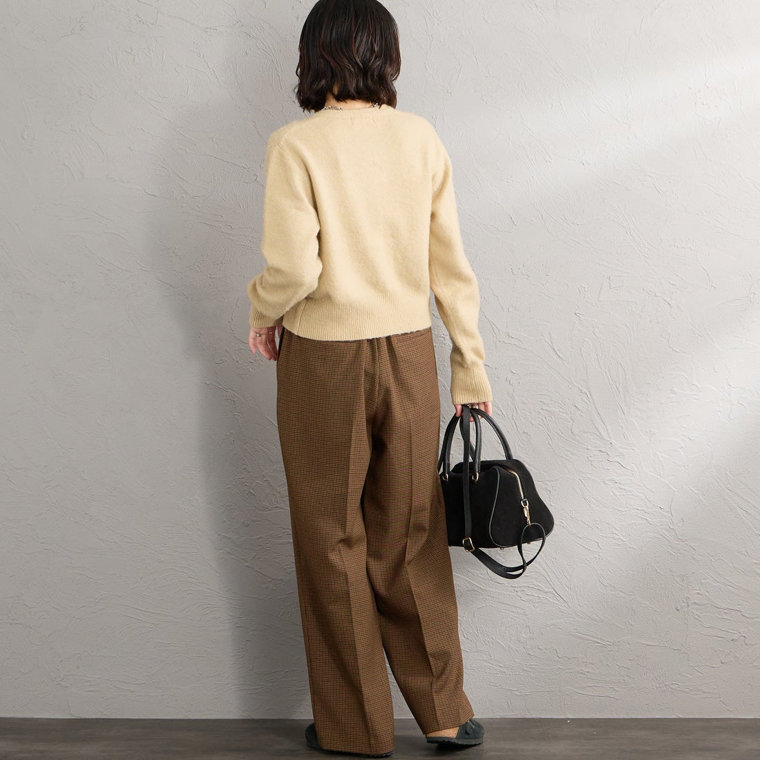 FRED PERRY [フレッドペリー] 別注 ワンポイントロゴ刺繍 クロップド丈シャギーニットカーディガン [FPW-26A-008-JF] OATMEAL &&モデル身長：160cm 着用サイズ：10&&