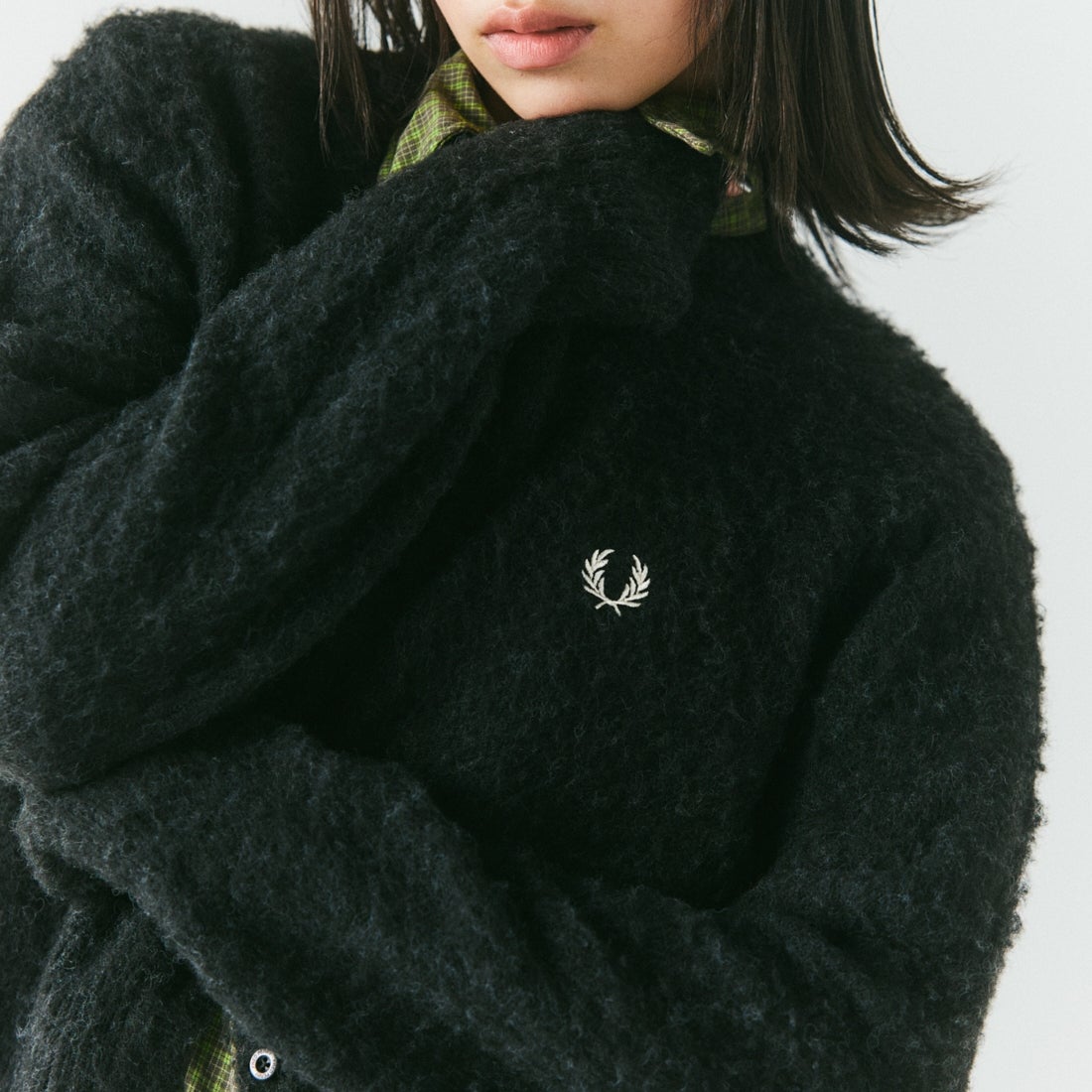 FRED PERRY [フレッドペリー] 別注 ワンポイントロゴ刺繍 クロップド丈シャギーニットカーディガン [FPW-26A-008-JF] CHARCOAL