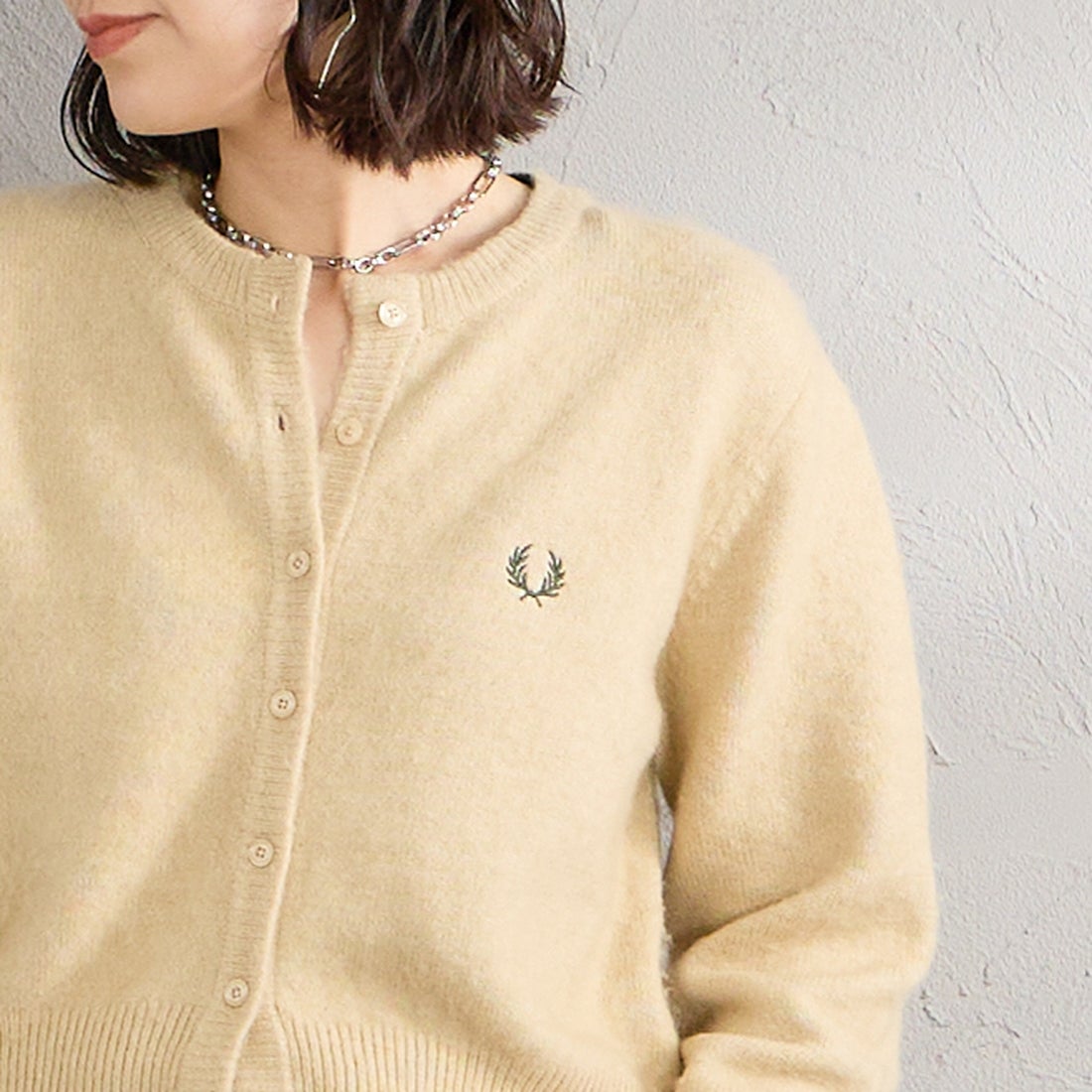 FRED PERRY [フレッドペリー] 別注 ワンポイントロゴ刺繍 クロップド丈シャギーニットカーディガン [FPW-26A-008-JF] OATMEAL &&モデル身長：160cm 着用サイズ：10&&Y [フレッドペリー] 別注 ワンポイントロゴ刺繍 クロップド丈シャギーニットカーディガン [FPW-26A-008-JF]