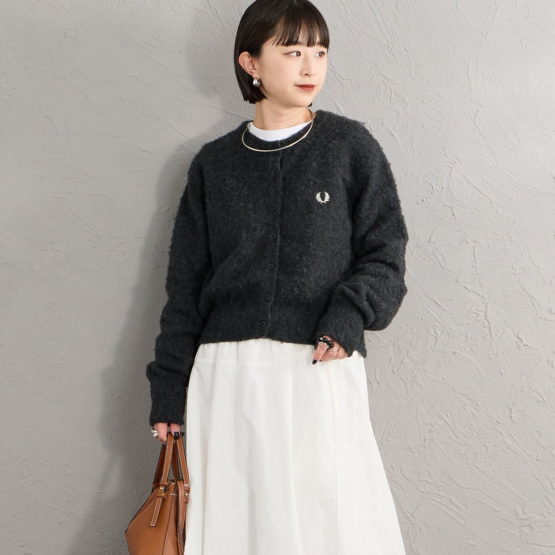 FRED PERRY [フレッドペリー] 別注 ワンポイントロゴ刺繍 クロップド丈シャギーニットカーディガン [FPW-26A-008-JF] CHARCOAL &&モデル身長：150cm 着用サイズ：10&&