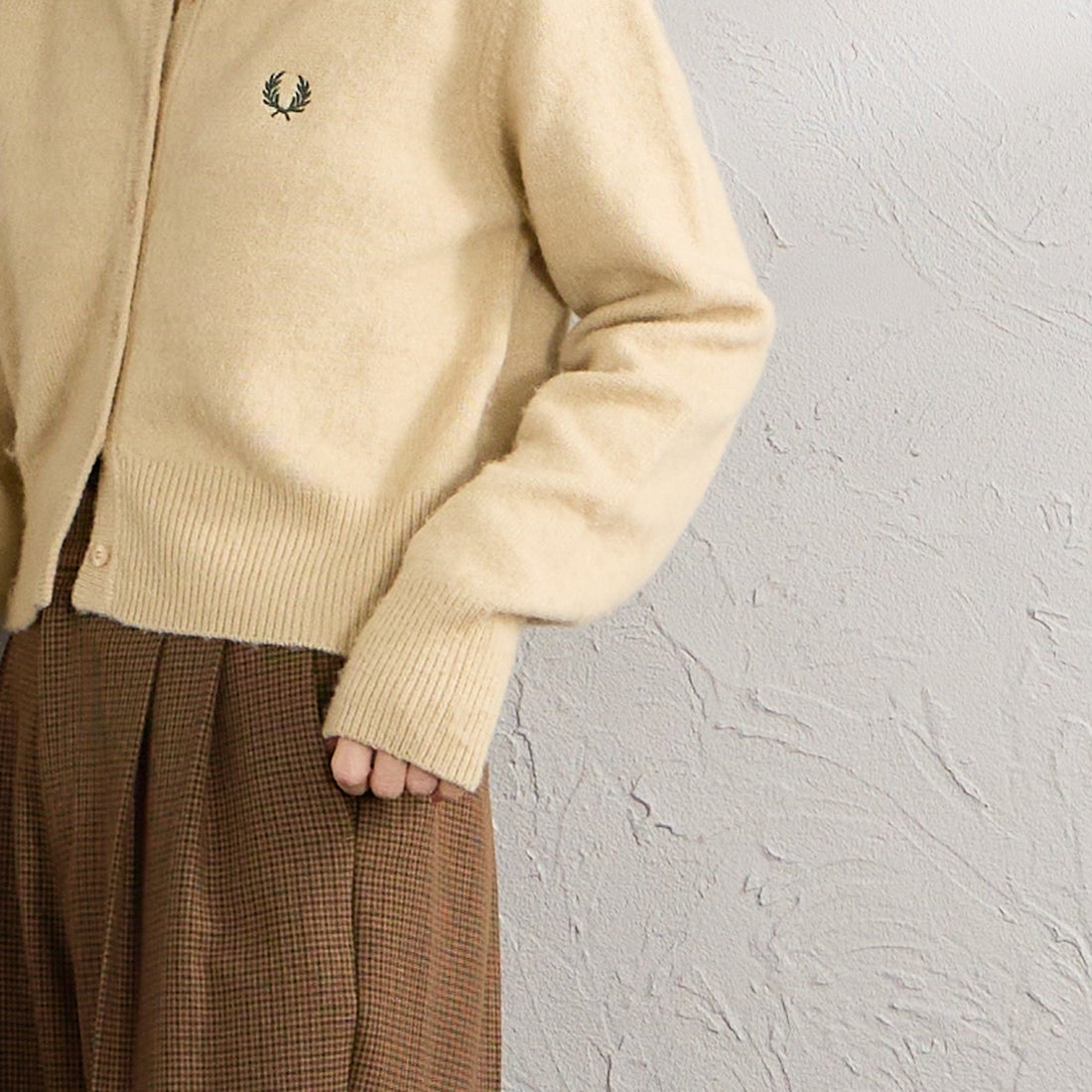 FRED PERRY [フレッドペリー] 別注 ワンポイントロゴ刺繍 クロップド丈シャギーニットカーディガン [FPW-26A-008-JF] OATMEAL &&モデル身長：160cm 着用サイズ：10&&