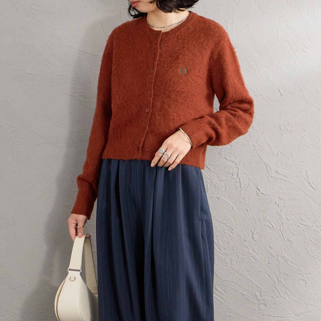 FRED PERRY [フレッドペリー] 別注 ワンポイントロゴ刺繍 クロップド丈シャギーニットカーディガン [FPW-26A-008-JF] BRANDY &&モデル身長：162cm 着用サイズ：10&&