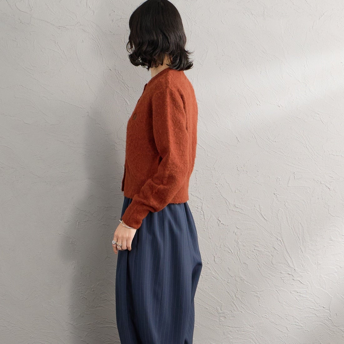 FRED PERRY [フレッドペリー] 別注 ワンポイントロゴ刺繍 クロップド丈シャギーニットカーディガン [FPW-26A-008-JF] BRANDY &&モデル身長：162cm 着用サイズ：10&&