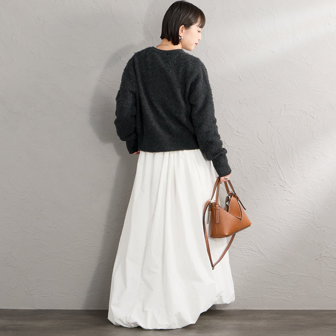 FRED PERRY [フレッドペリー] 別注 ワンポイントロゴ刺繍 クロップド丈シャギーニットカーディガン [FPW-26A-008-JF] CHARCOAL &&モデル身長：150cm 着用サイズ：10&&