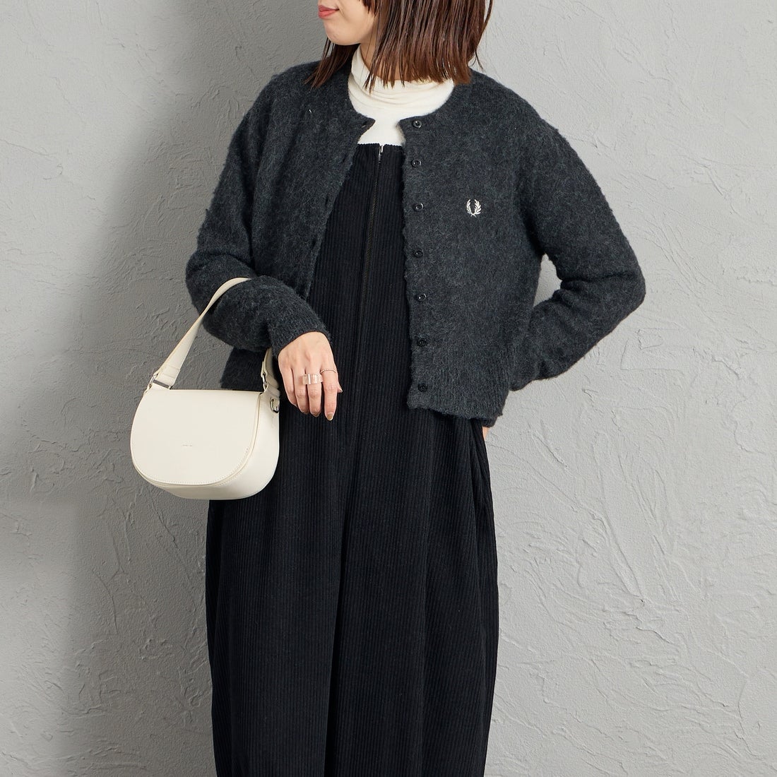 FRED PERRY [フレッドペリー] 別注 ワンポイントロゴ刺繍 クロップド丈シャギーニットカーディガン [FPW-26A-008-JF] CHARCOAL &&モデル身長：159cm 着用サイズ：8&&