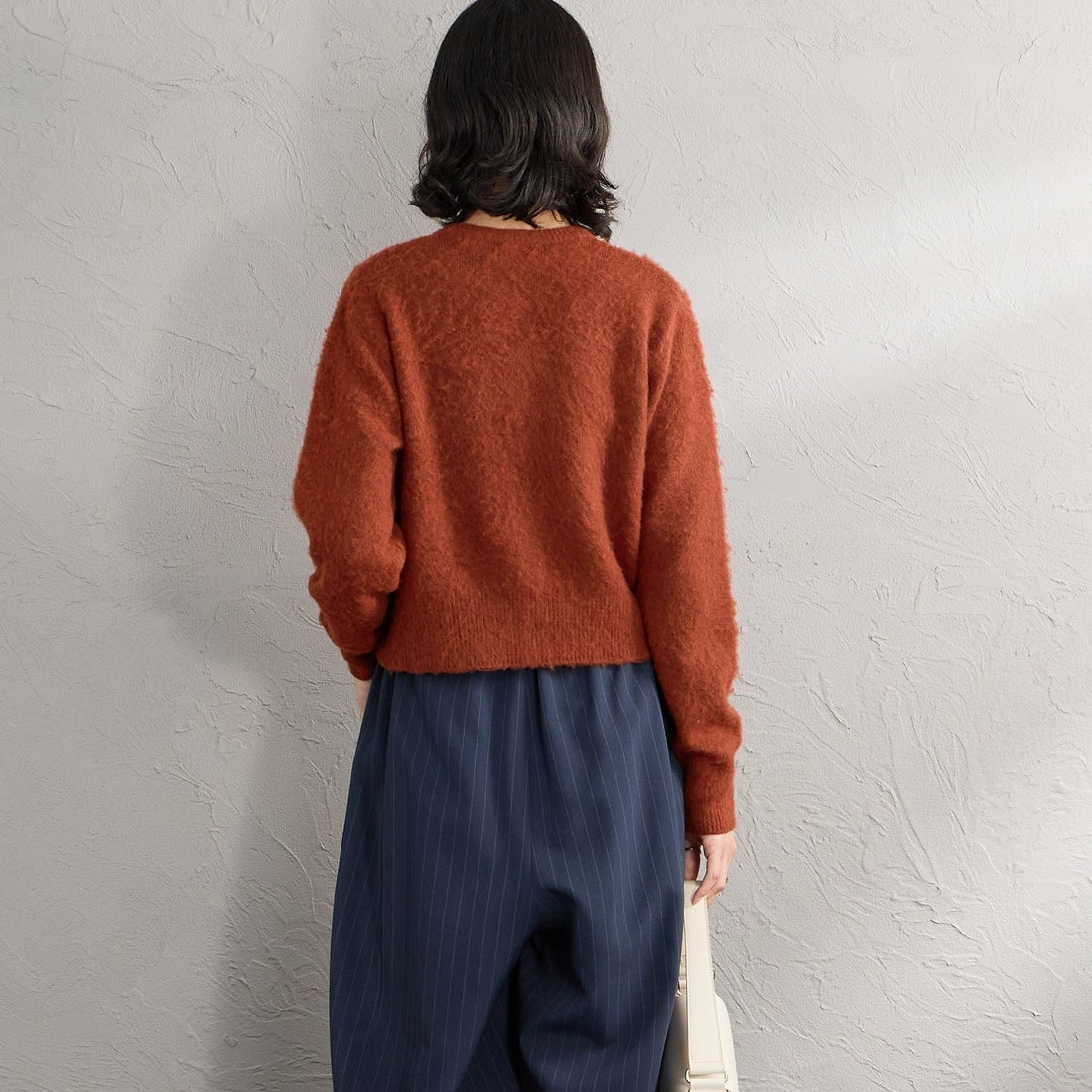 FRED PERRY [フレッドペリー] 別注 ワンポイントロゴ刺繍 クロップド丈シャギーニットカーディガン [FPW-26A-008-JF] BRANDY &&モデル身長：162cm 着用サイズ：10&&