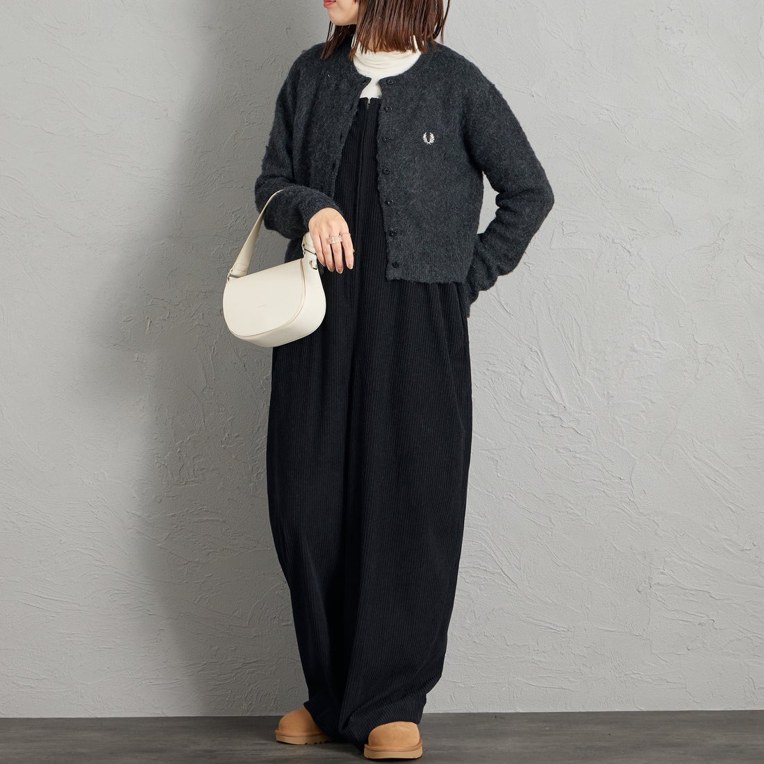 FRED PERRY [フレッドペリー] 別注 ワンポイントロゴ刺繍 クロップド丈シャギーニットカーディガン [FPW-26A-008-JF] CHARCOAL &&モデル身長：159cm 着用サイズ：8&&