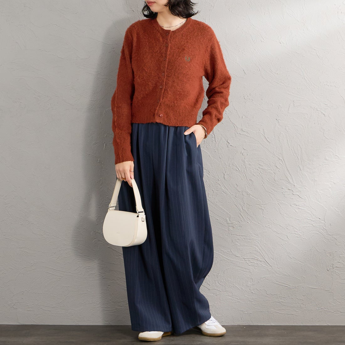 FRED PERRY [フレッドペリー] 別注 ワンポイントロゴ刺繍 クロップド丈シャギーニットカーディガン [FPW-26A-008-JF] BRANDY &&モデル身長：162cm 着用サイズ：10&&