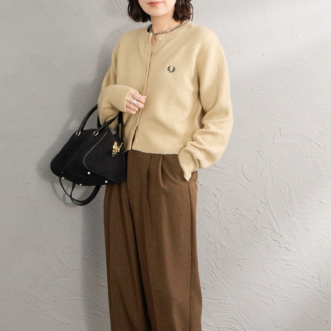 FRED PERRY [フレッドペリー] 別注 ワンポイントロゴ刺繍 クロップド丈シャギーニットカーディガン [FPW-26A-008-JF] OATMEAL &&モデル身長：160cm 着用サイズ：10&&