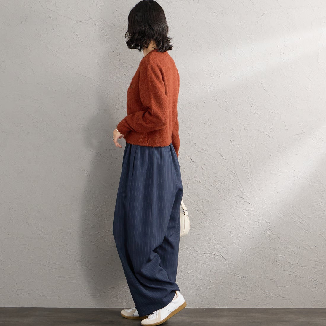 FRED PERRY [フレッドペリー] 別注 ワンポイントロゴ刺繍 クロップド丈シャギーニットカーディガン [FPW-26A-008-JF] BRANDY &&モデル身長：162cm 着用サイズ：10&&