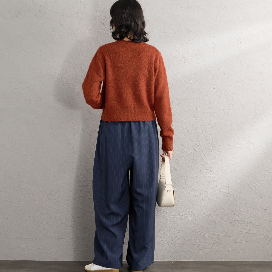 FRED PERRY [フレッドペリー] 別注 ワンポイントロゴ刺繍 クロップド丈シャギーニットカーディガン [FPW-26A-008-JF] BRANDY &&モデル身長：162cm 着用サイズ：10&&