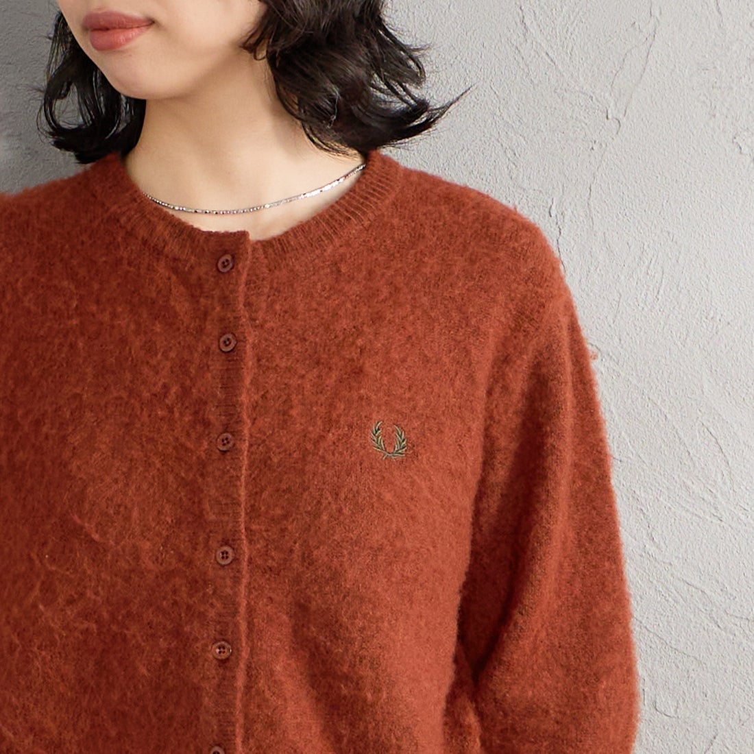 FRED PERRY [フレッドペリー] 別注 ワンポイントロゴ刺繍 クロップド丈シャギーニットカーディガン [FPW-26A-008-JF] BRANDY &&モデル身長：162cm 着用サイズ：10&&